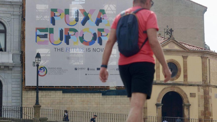 La lona con el lema de la candidatura a Capital Europea de la Cultura 2031 instalada en la plaza de la Catedral. | IRMA COLLÍN