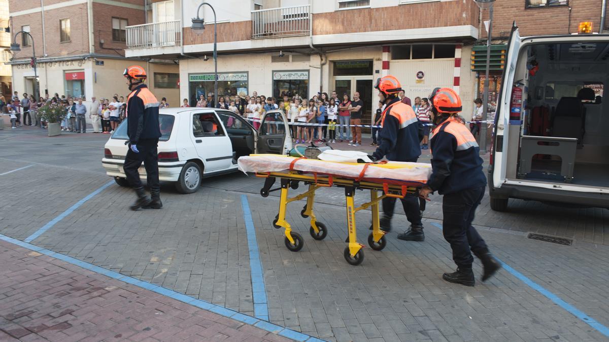 Voluntarios de Protección Civil de Benavente en un simulacro en la plaza de la Madera.