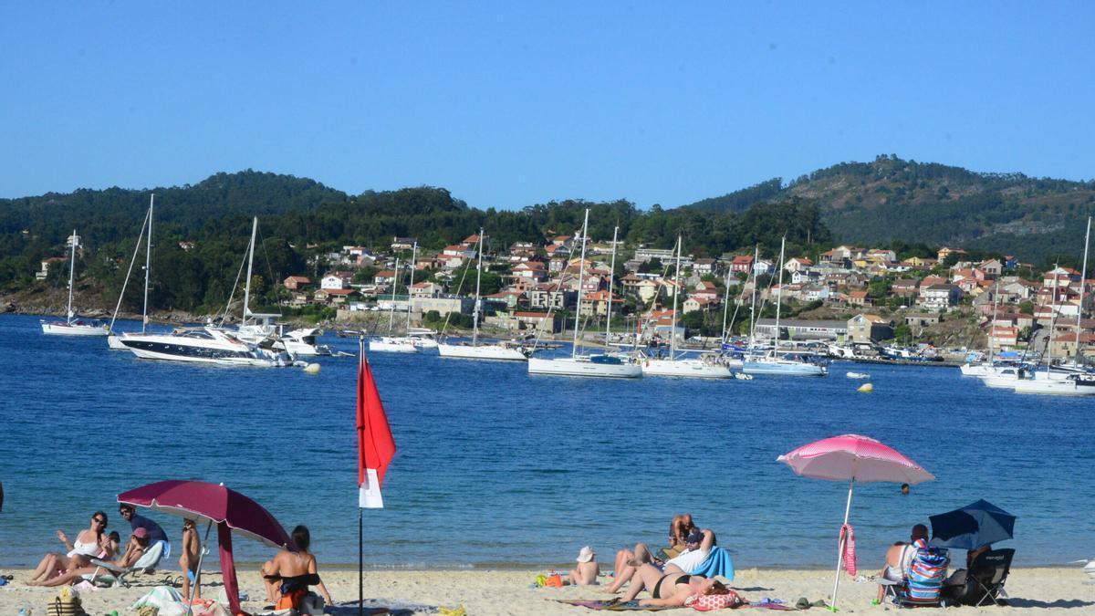 Cierra por un vertido la playa de Arneles, en la ría de Aldán