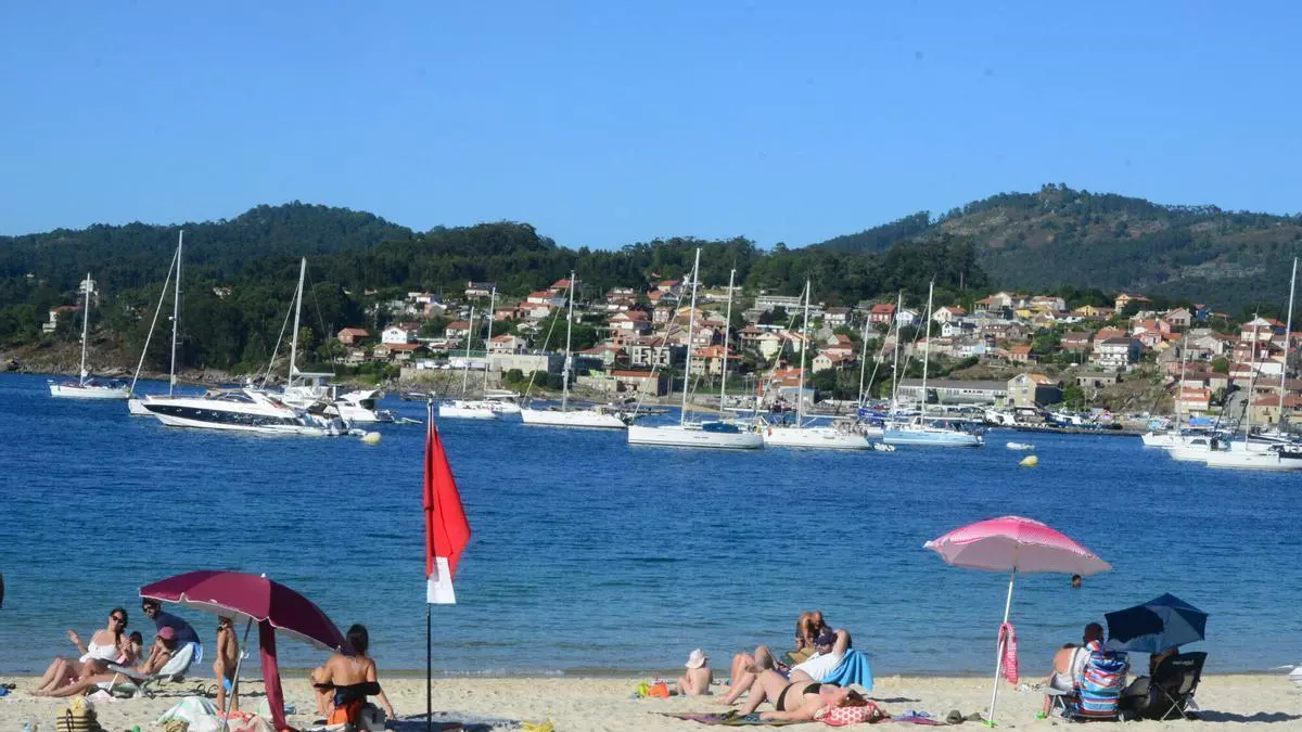 Cierra por un vertido la playa de Arneles, en la ría de Aldán