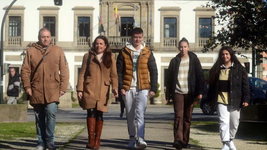 Ramiro Ríos y María González, junto a sus hijas Clara y Miriam, flanqueando a Denys Tymoshchuk.  | // NOÉ PARGA