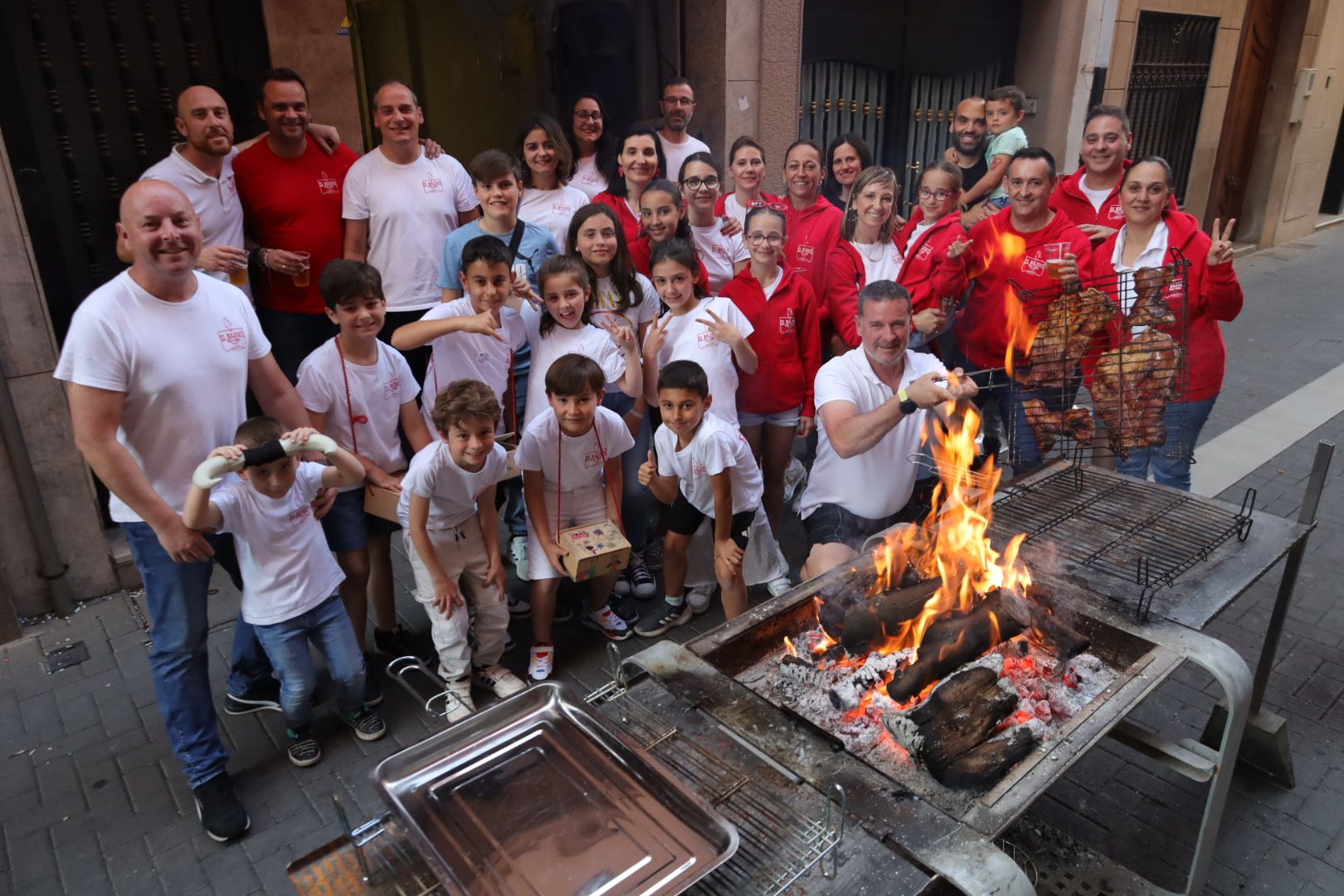 FOTOGALERÍA I Las imágenes de la Nit de la Xulla y del encuentro de elaboración de allioli de las fiestas de Vila-real