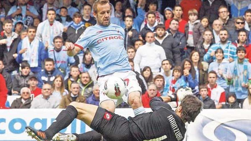 Aranzubia, el portero del Deportivo, se anticpa a Joan Tomás en un lance del derbi disputado ayer en el estadio de Balaídos. // Marta G. Brea