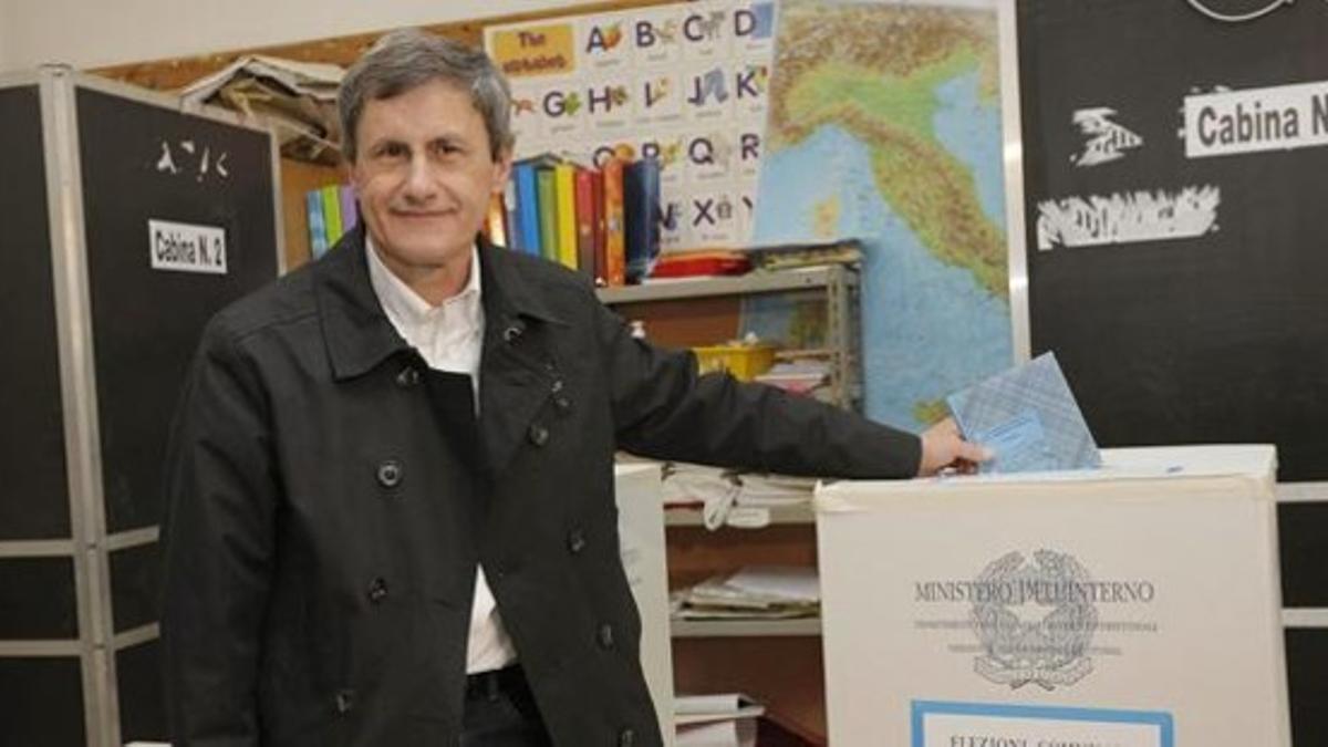 El alcalde de Roma, Gianni Alemano, emite su voto.