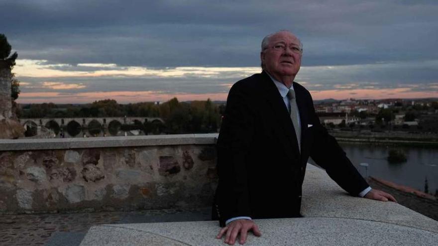 Antonio Vázquez, asomado en la Cuesta del Obispo, con el Puente de Piedra al fondo.