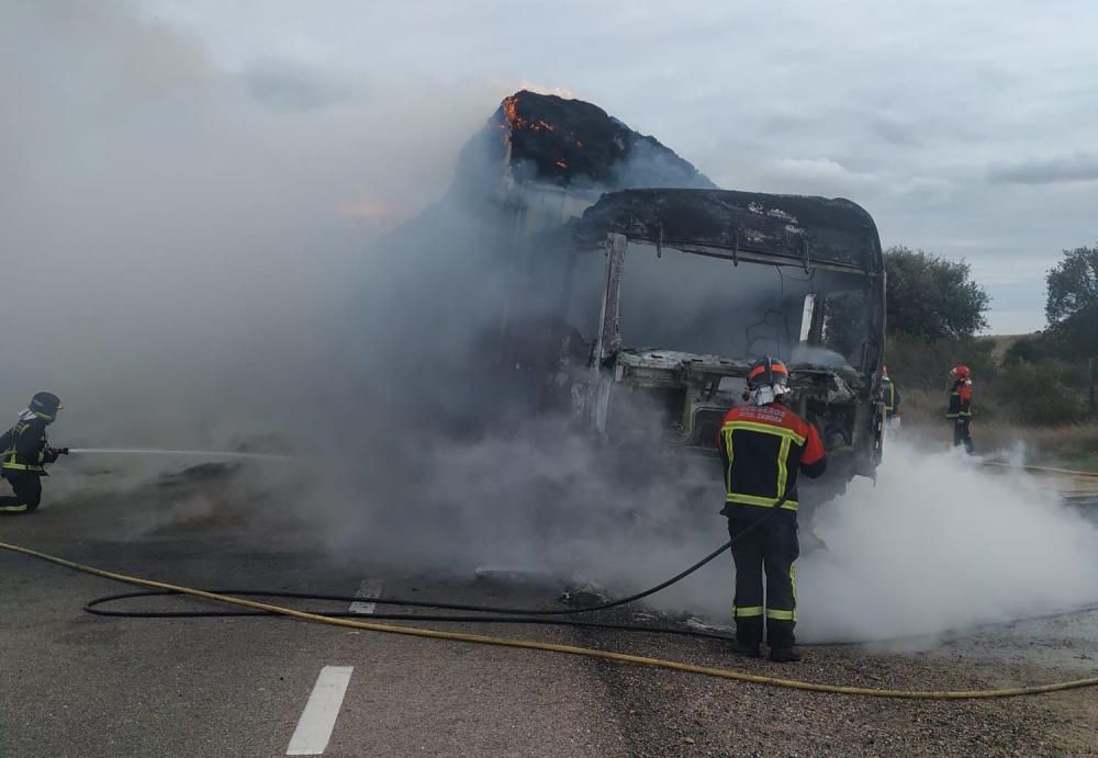 Las imágenes del incendio de un camión en N-122, a la altura de Muelas del Pan