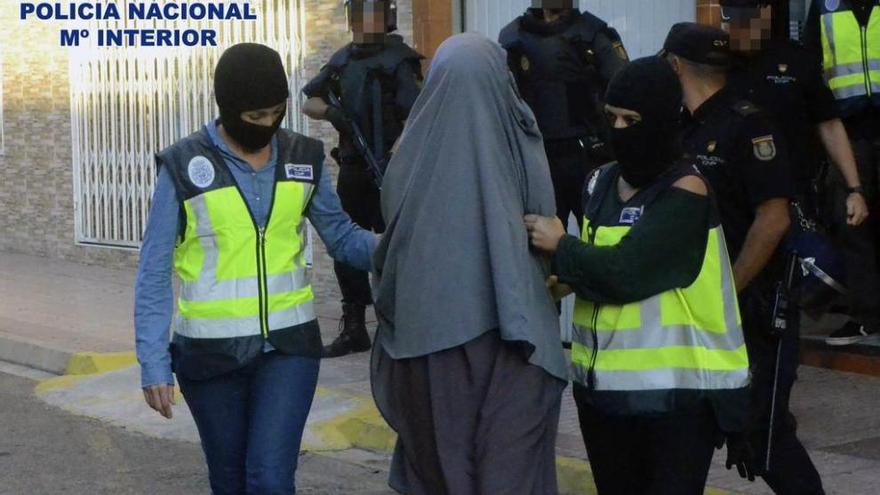 Fotografía facilitada por la Policía Nacional de la detención en Xeraco (Valencia).