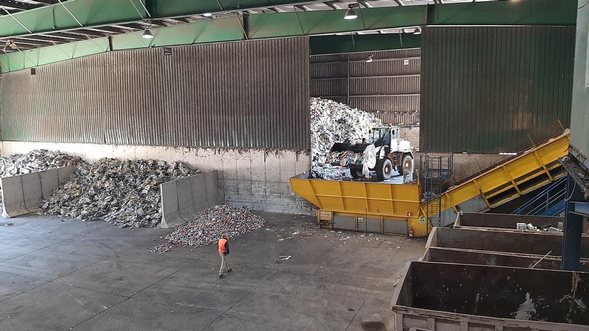 Interior de la planta de reciclaje de 'Los Ruices' en Málaga