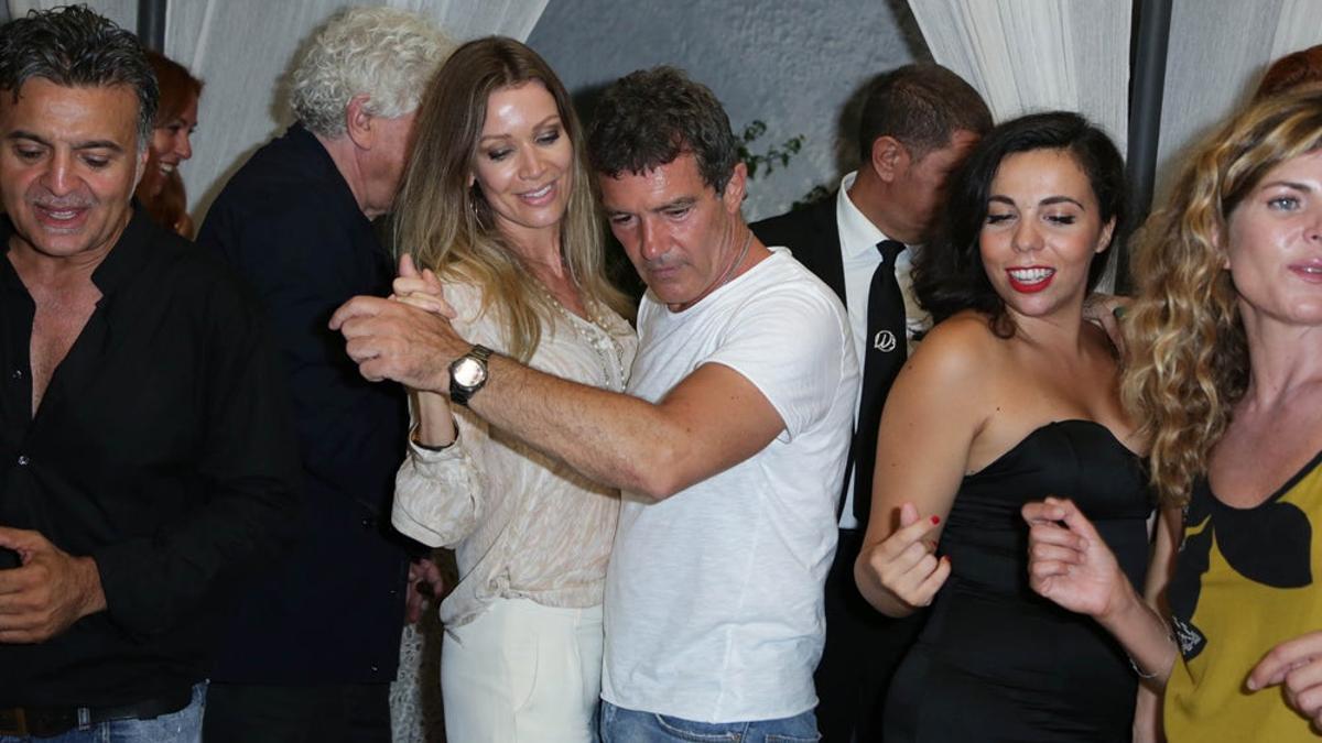 Antonio Banderas baila con su novia