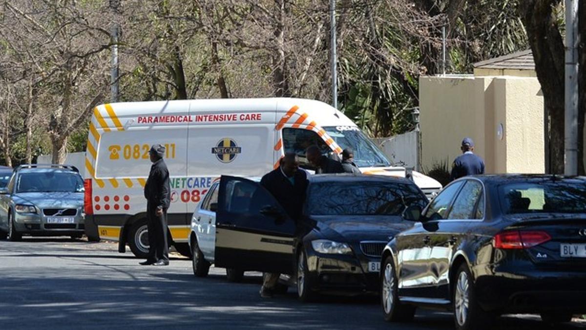 La ambulancia que traslada a Nelson Mandela llega a la casa del expresidente surafricano, este domingo en Johannesburgo.