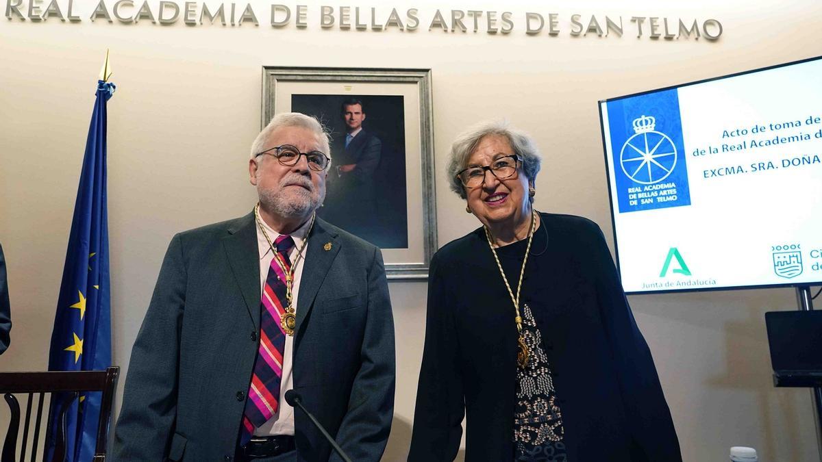 José Manuel Cabra de Luna, el presidente saliente, con la nueva presidenta de la Real Academia de Bellas Artes de San Telmo, Rosario Camacho.