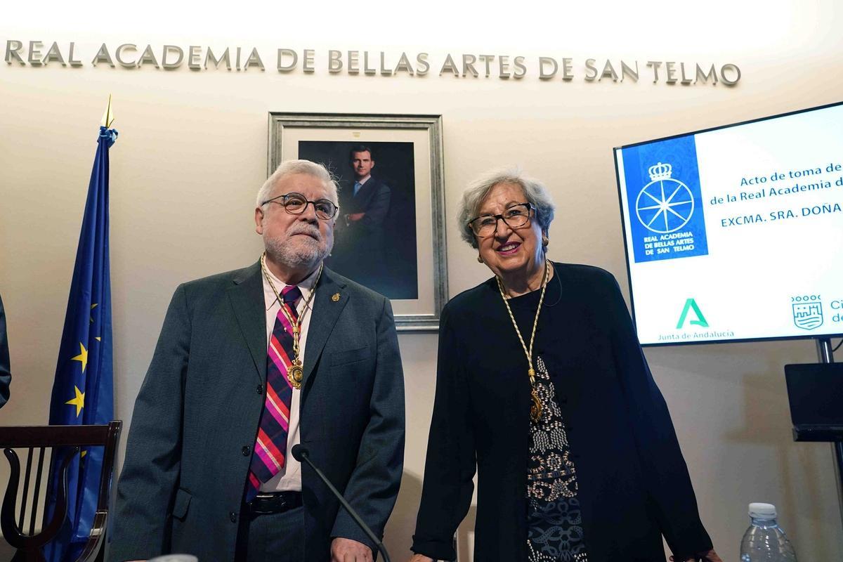 José Manuel Cabra de Luna, el presidente saliente, con la nueva presidenta de la Real Academia de Bellas Artes de San Telmo, Rosario Camacho.