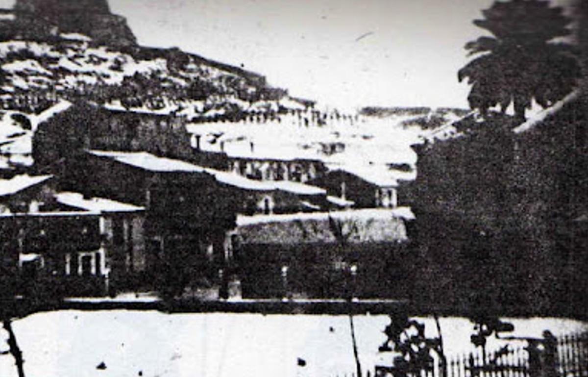 El Benacantil nevado y en primer plano, el jardín de la antigua Fábrica de Tabacos