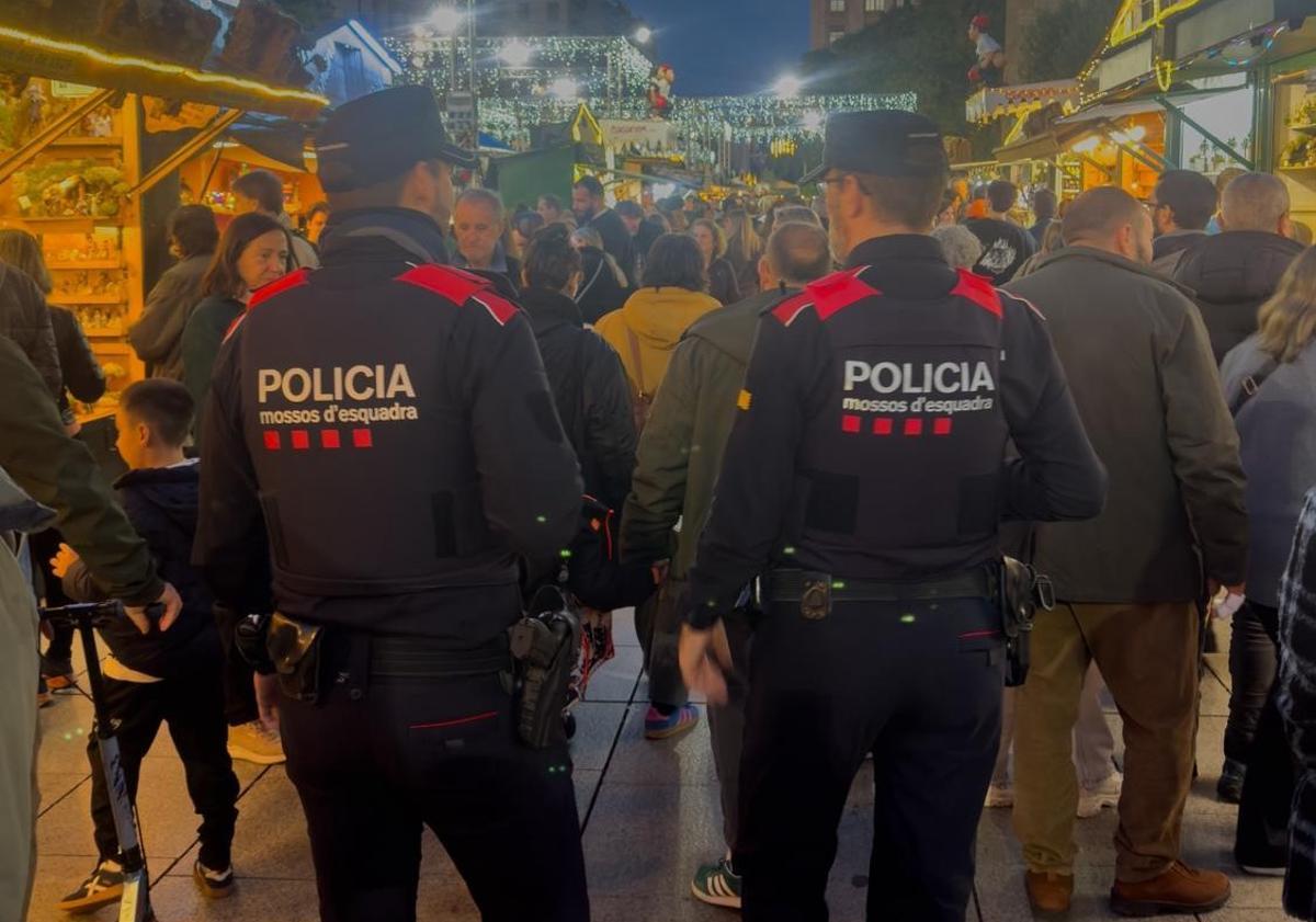 Patrulla de Mossos en mercadillo navideño