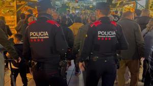 Patrulla de Mossos en mercadillo navideño