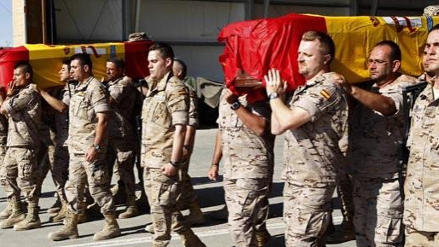 Soldados españoles trasladan los féretro con los restos mortales de Manuel Argudin y Niyireth Pineda