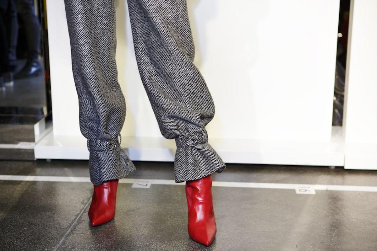 Detalle de botas rojas en el Backstage del desfile de Fendi, FW17