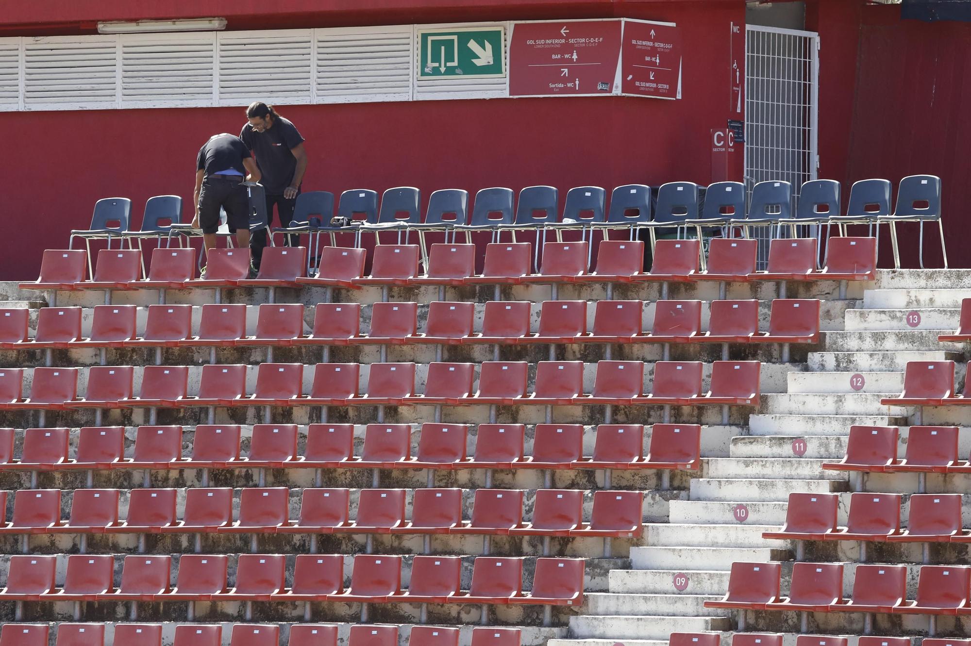 Instal·lació dels 540 seients en una nova filera al Gol Nord i Gol Sud de l'estadi de Montilivi