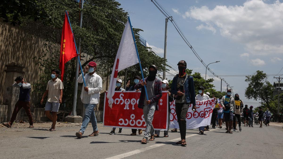 Ciudadanos protestan contra el golpe de Estado en Birmania.