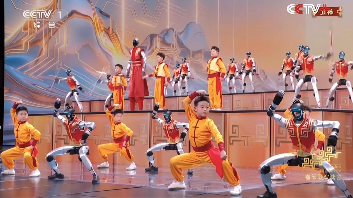 Robots humanoides practican kung-fu sobre el escenario, durante el Festival de primavera.