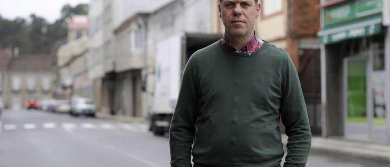 Javier López Caramés, en una calle del casco urbano de A Bandeira. // Bernabé/Javier Lalín