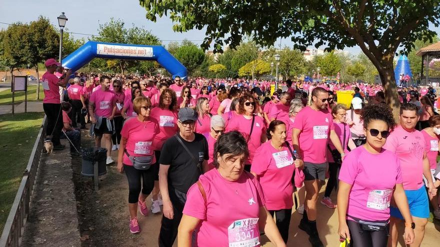 Diez años de marea rosa por el cáncer, en Plasencia