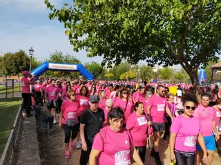 Diez años de marea rosa por el cáncer, en Plasencia