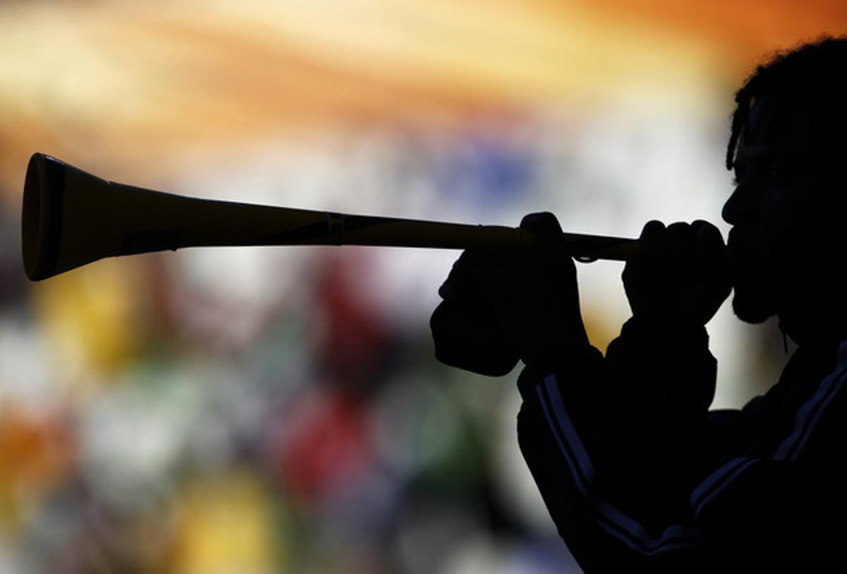 Un aficionat bufa en una vuvuzela durant el partit entre el Japó i el Camerun a l’estadi Free State de Bloemfontein.