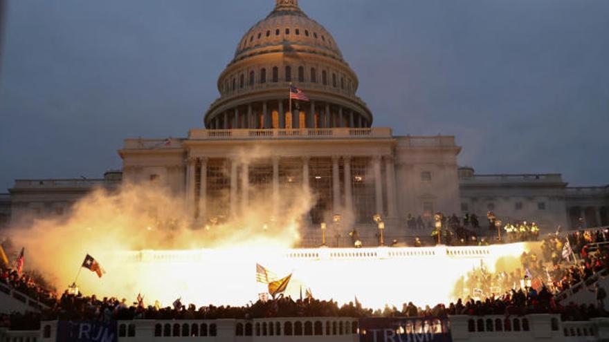 Momento en el que los partidarios de Trump entran al Capitolio