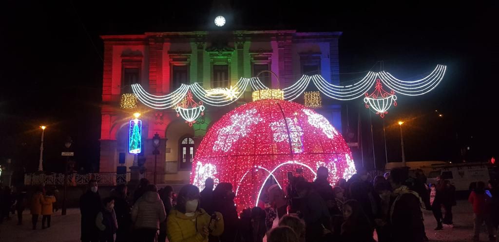 Villaviciosa enciende la Navidad: así es el alumbrado con "photocoll"  de la capital de concejo