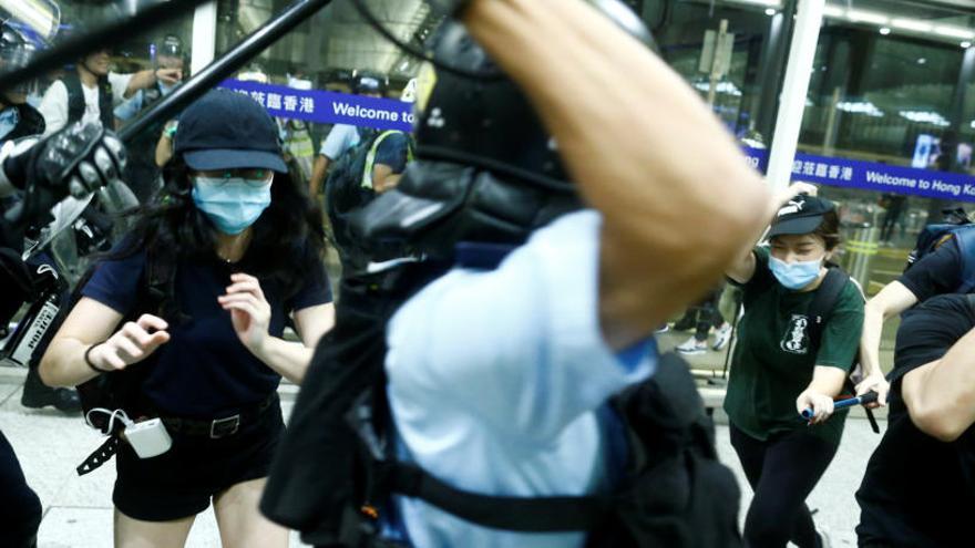 Enfrontaments entre la policia i manifestants a l&#039;aeroport de Hong Kong