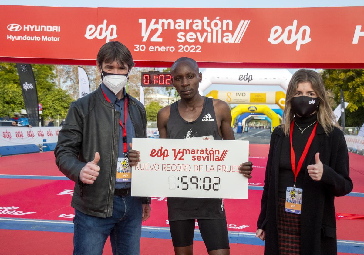 Sabastian Kimaru con el cartel que le acredita como recordman de la media de Sevilla.