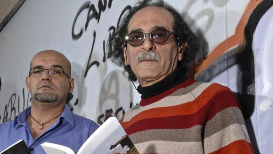 Alexis Ravelo y Carlos Álvarez, con sus respectivos libros. | a. cruz