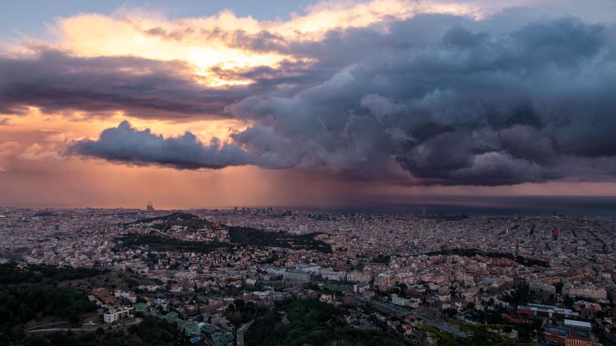 Momento de luz mágica desde el observatorio Fabra, contemplando la salida al mar de las tormentas del Vallès ya muy deshechas, con la luz de la puesta del Sol el 24 de febrero del 2024