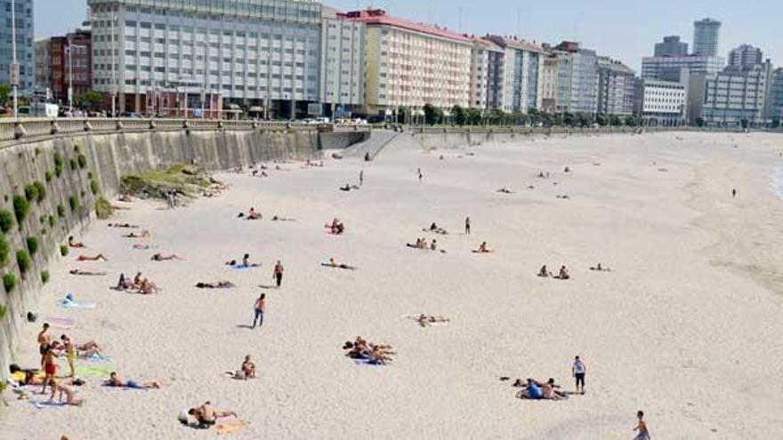 Bañistas en la playa del Orzán (A Coruña).