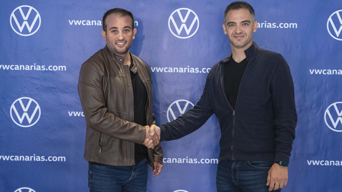 David Martín y Miguel Rivera se dan la mano tras la firma del contrato que les une.