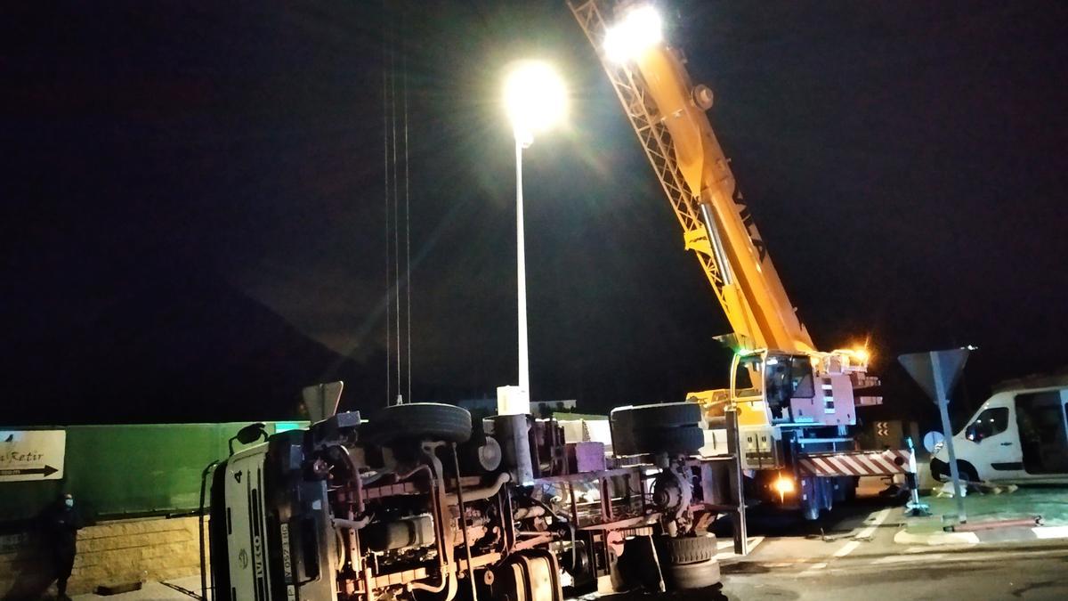 El camión, volcado en la rotonda de El Paso de Xàbia