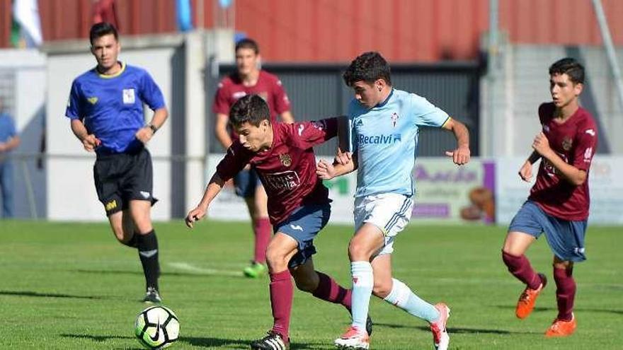 Un momento del partido entre el Celta y Pontevedra. // G. Santos