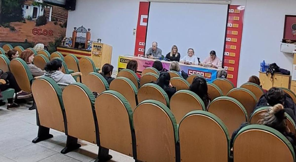 Asamblea de las trabajadoras del SAD de Sagunt en la sede de CC OO.
