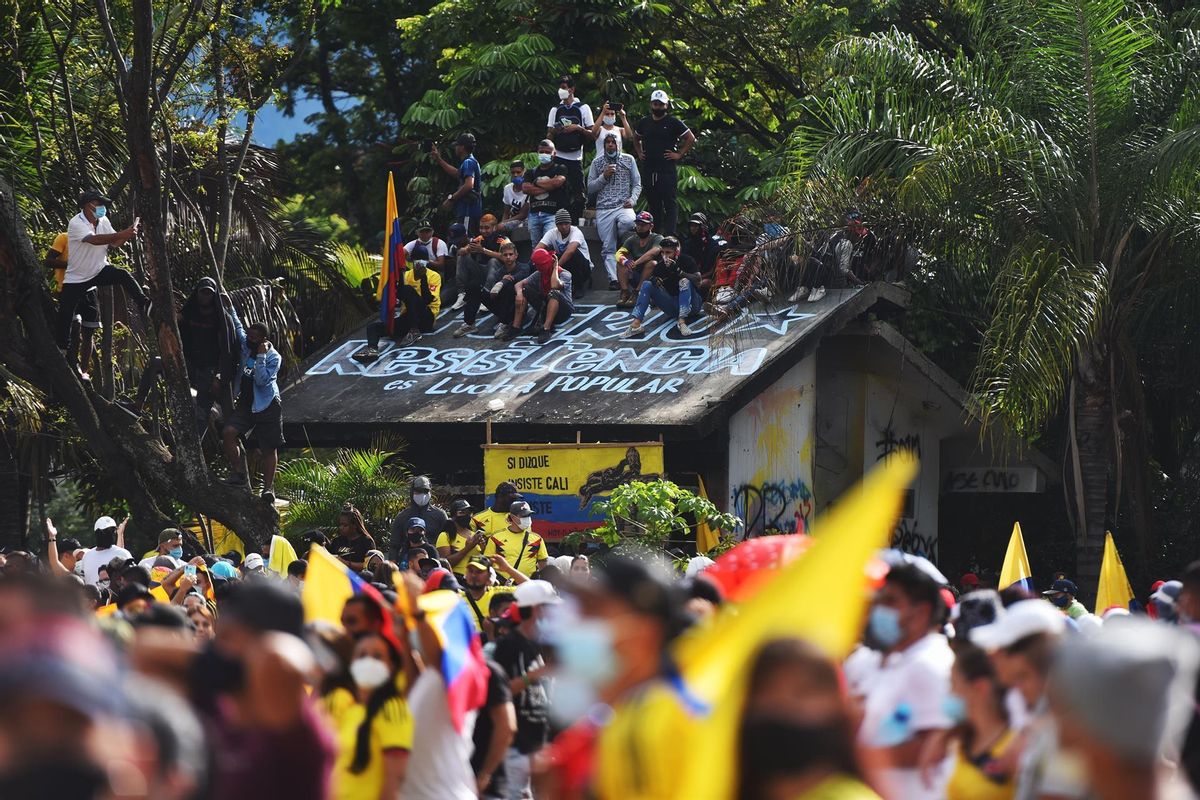 Miles de manifestantes bloquean algunas calles durante una nueva jornada de protestas contra la reforma tributaria, mientras se conmemora el Día Internacional de los Trabajadores, en Cali (Colombia).