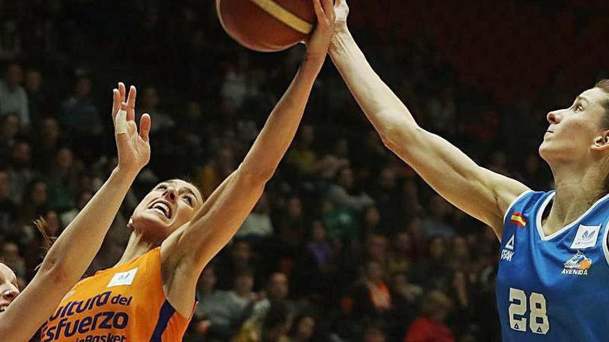 Partido entre el Perfumerías Avenida y el Valencia Basket esta temporada.