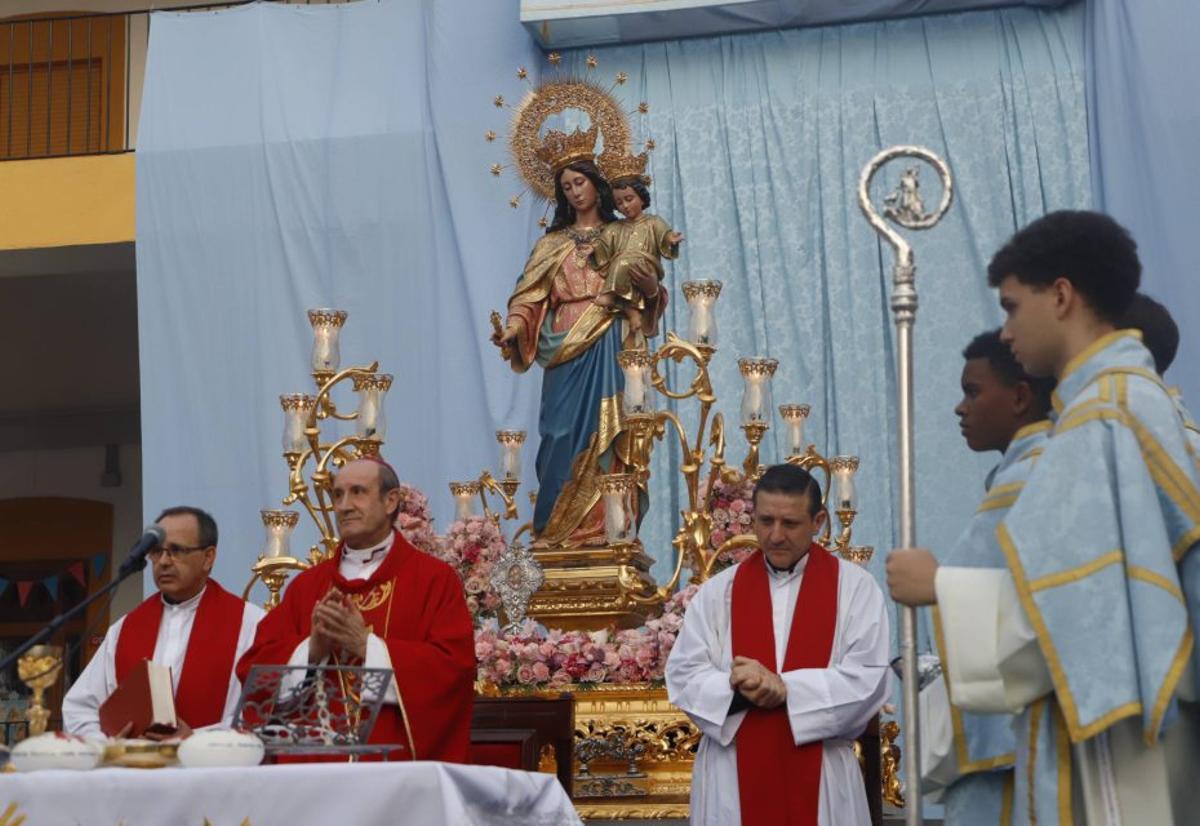 El obispo de Córdoba, Jesús Fernández, oficiando la misa.