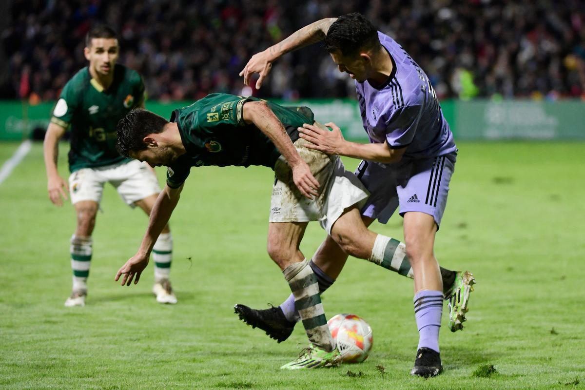 Dani Ceballos, jugador del Real Madrid, durante un lance del partido contra el Cacereño.