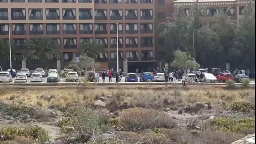 Exterior del hotel de Tenerife con un millar de huéspedes aislados