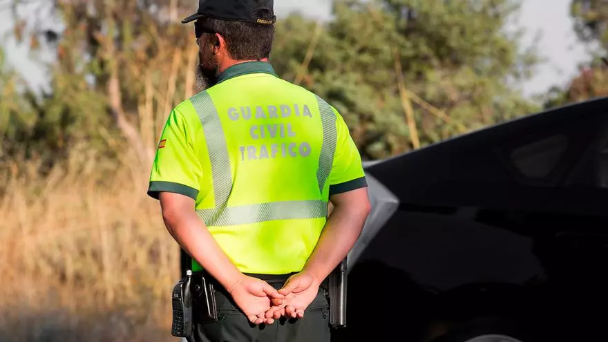 La Guardia Civil ya vigila que los conductores tengan en su guantera el dispositivo (obligatorio) que te hará visible a 1 kilómetro de distancia