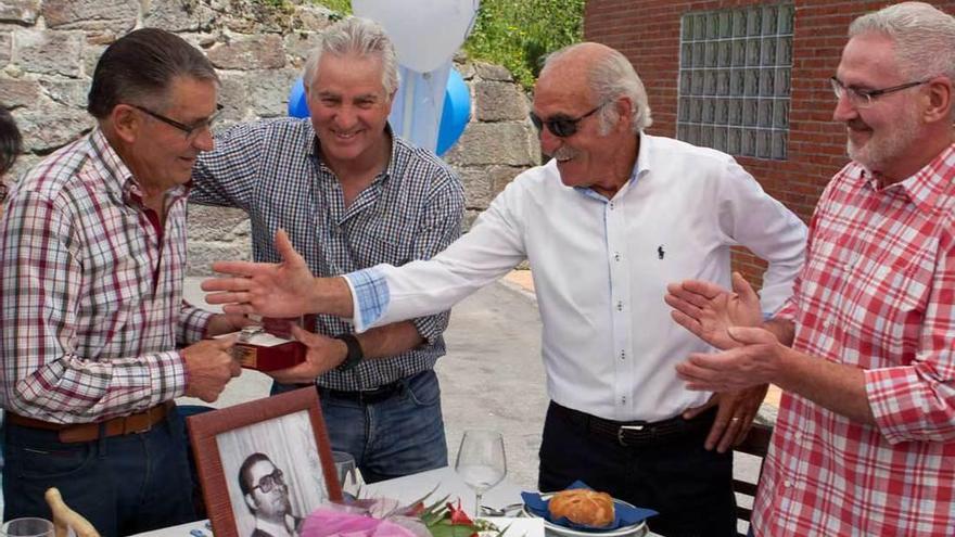 Marcelino F. Zapico recibe el homenaje de sus vecinos de La Casona