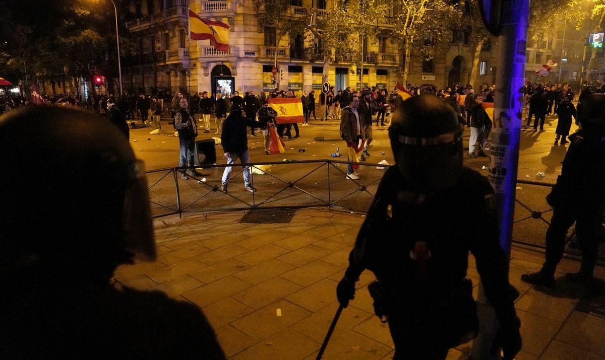 La ira de la derecha contra la amnistía se ha desbordado en la noche de este lunes en la calle Ferraz de Madrid. Los antidisturbios de la Policía Nacional han terminado disolviendo con porras, humo y gas picante una concentración que cercaba a la sede federal del PSOE.