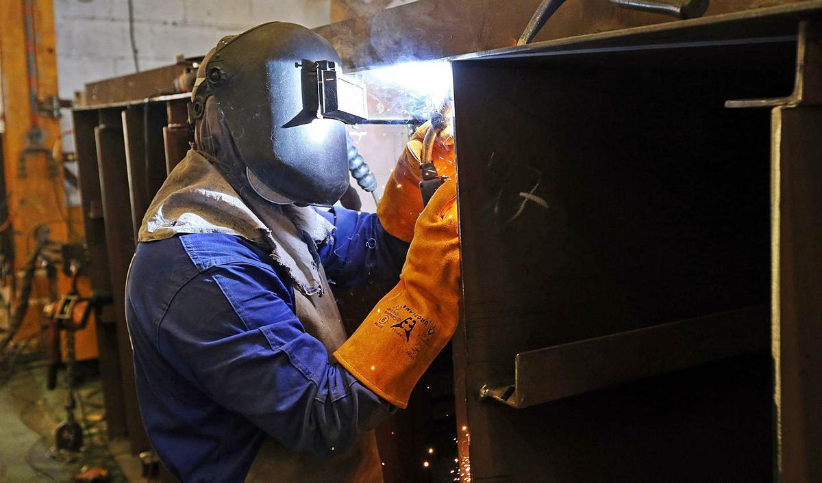 Soldador, en el astillerovigués Cardama.   | // MARTA G. BREA
