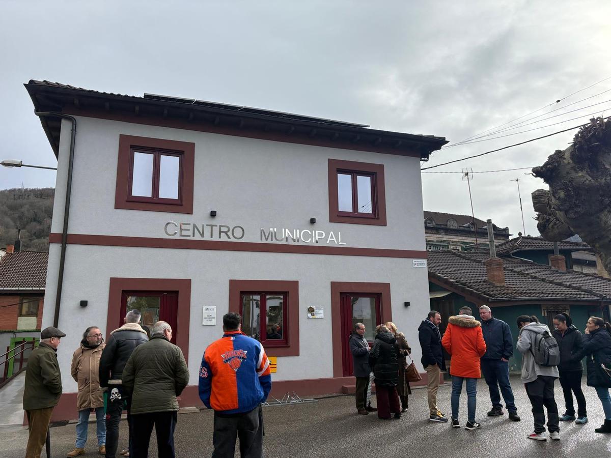 La visita al nuevo Local de Asociaciones de Ujo.