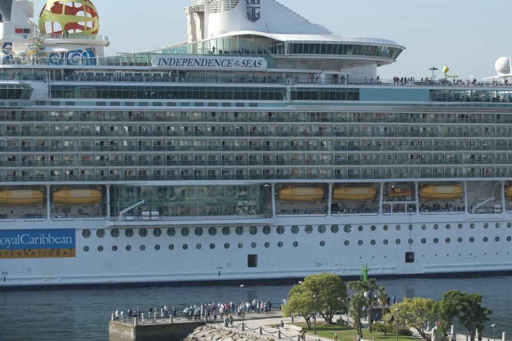 La ciudad registra un nuevo récord de visitantes, entre turistas y tripulación, con el atraque de 'Independence of the Seas', 'Koningsdam' y 'Mein Schiff' en el puerto de A Coruña.